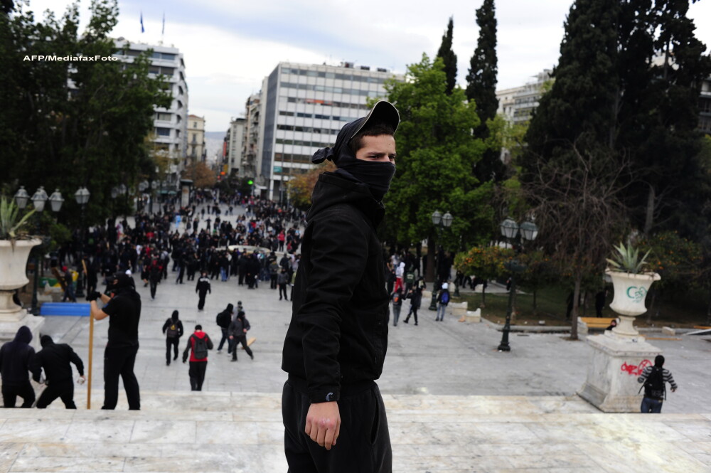 Din nou anarhie in Atena. Bataie intre politisti si protestatari cu pietre si cocktailuri Molotov - Imaginea 3