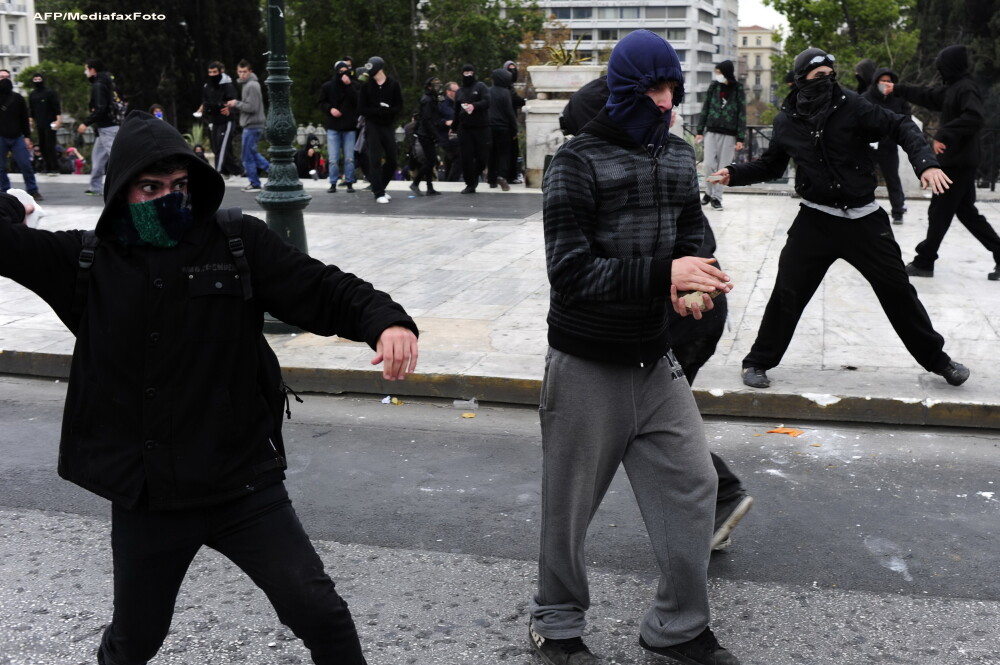 Din nou anarhie in Atena. Bataie intre politisti si protestatari cu pietre si cocktailuri Molotov - Imaginea 5