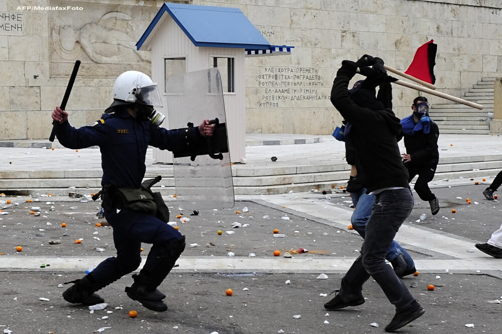 Din nou anarhie in Atena. Bataie intre politisti si protestatari cu pietre si cocktailuri Molotov - Imaginea 6