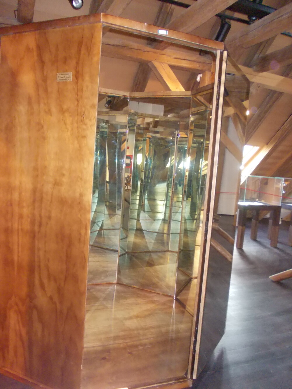 Afla cum poti ajunge in camera oglinzilor, unde da Vinci a studiat secretele reflexiei multiple - Imaginea 1