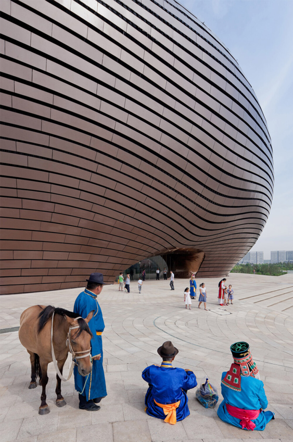 China uimeste din nou. Constructia bizara si costisitoare ridicata intr-un oras pustiu. Galerie FOTO - Imaginea 6