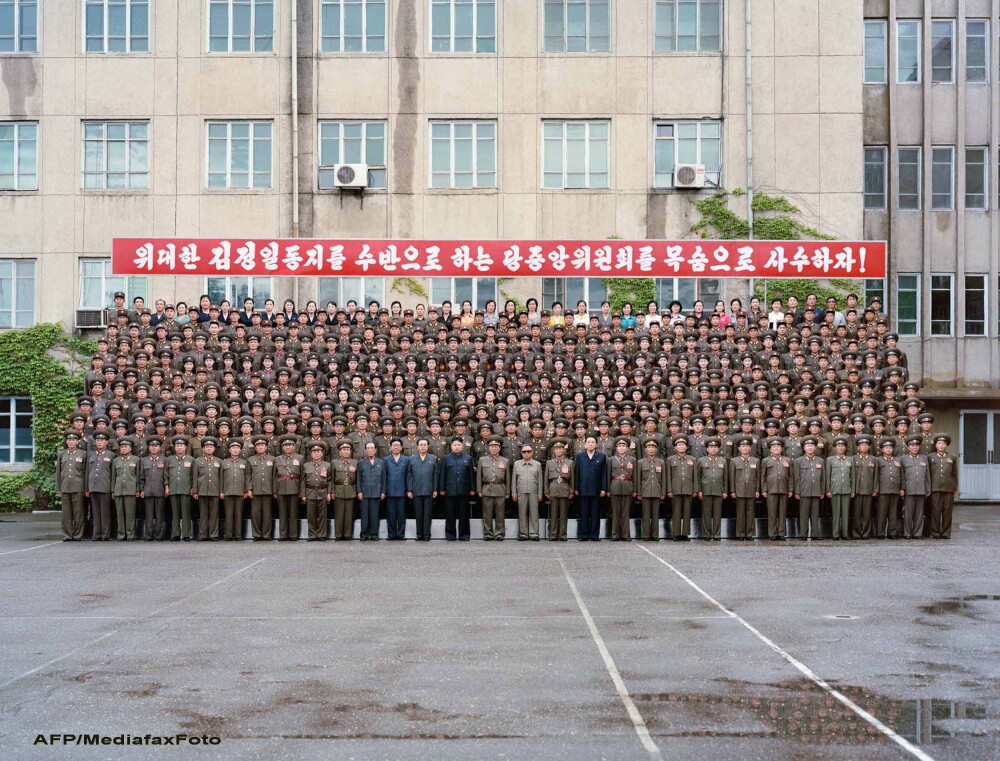 Cine a fost Kim Jong-il, liderul sfidator si amenintator al unei tari cu economie muribunda - Imaginea 3