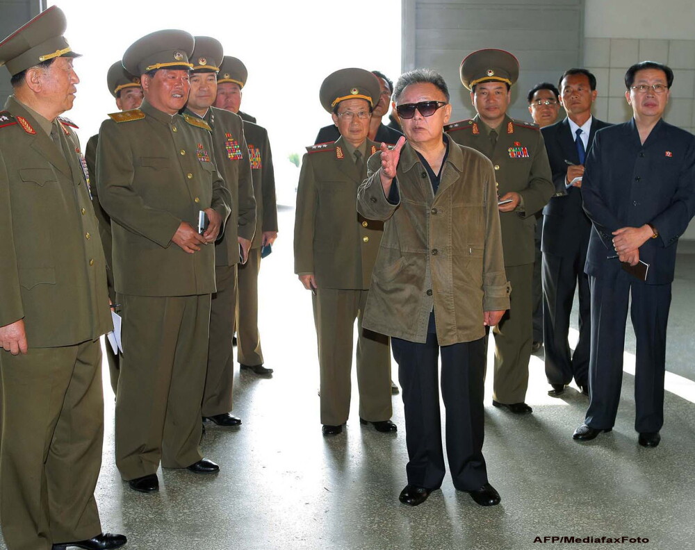 Cine a fost Kim Jong-il, liderul sfidator si amenintator al unei tari cu economie muribunda - Imaginea 4