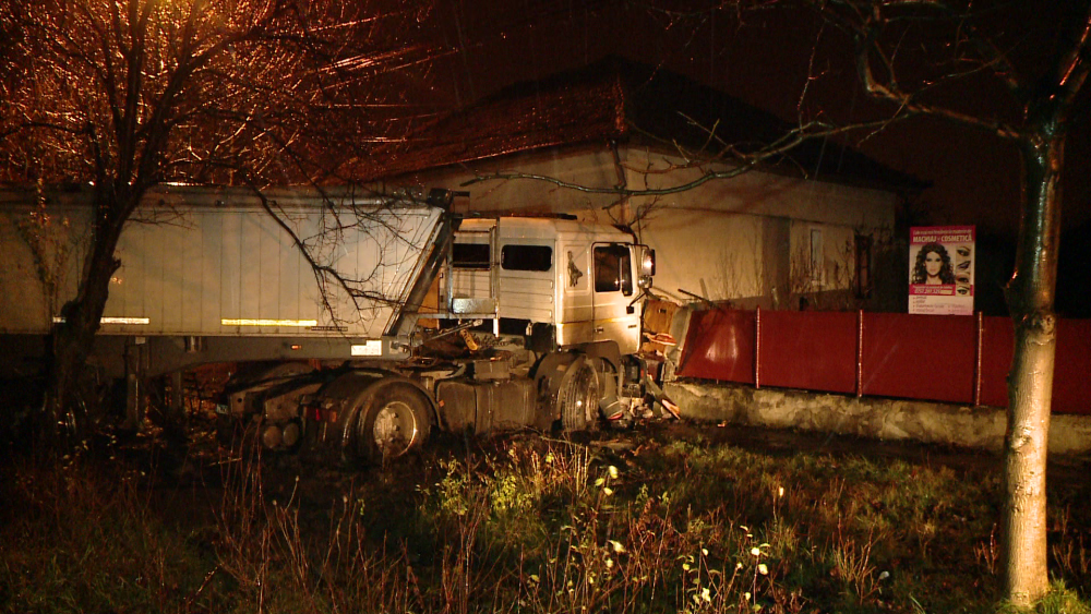 Un sofer de TIR a ajuns cu autotrenul intr-o casa dupa ce a pierdut controlul volanului. FOTO - Imaginea 1