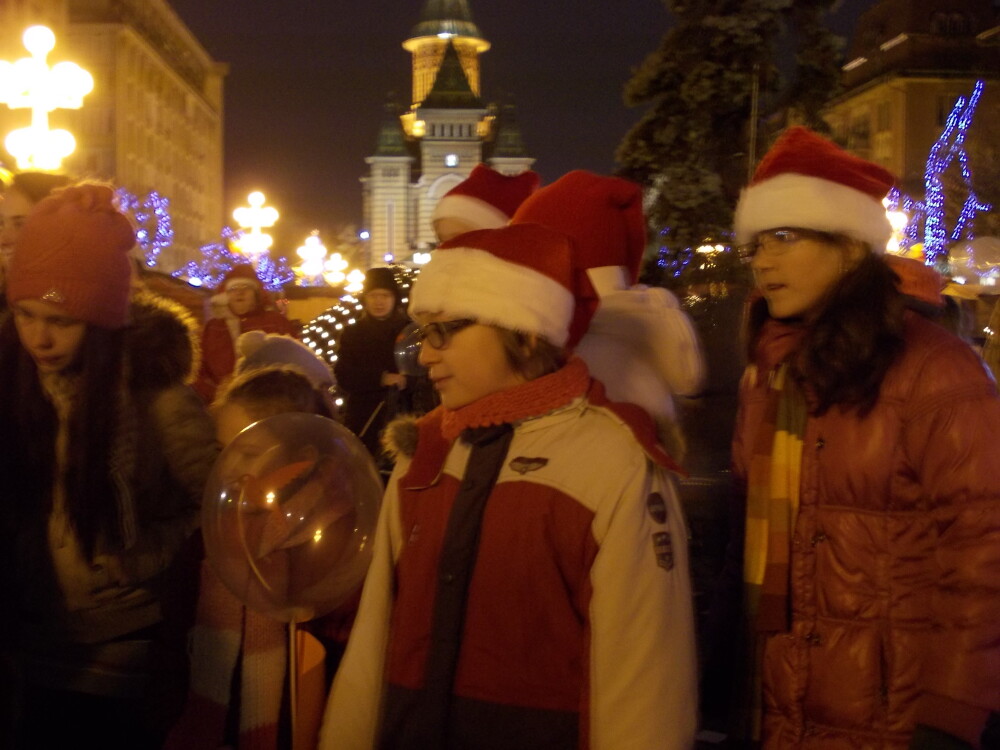 Colinde si dansuri in Piata Victoriei. Luminitele din bradul de Craciun au fost aprinse. Vezi FOTO - Imaginea 6