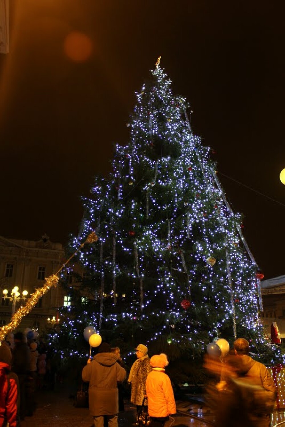 Mos Nicolae a aprins luminile Pomului de Craciun din Arad si a impartit sute de cadouri - Imaginea 3