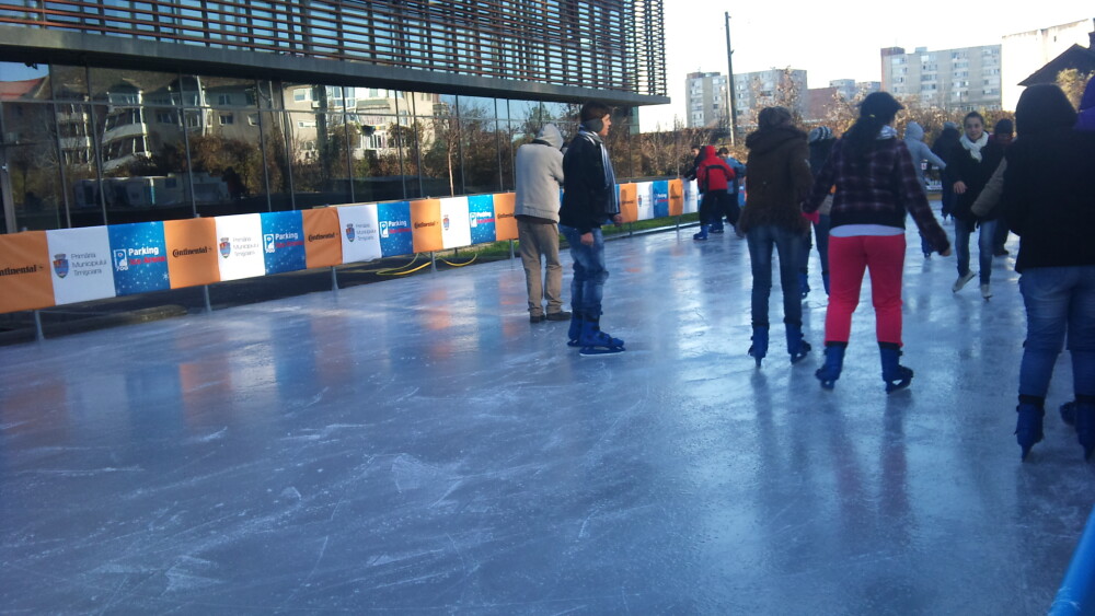 Distractie pe gheata! Patinoarul din Piata 700 s-a deschis astazi! - Imaginea 6