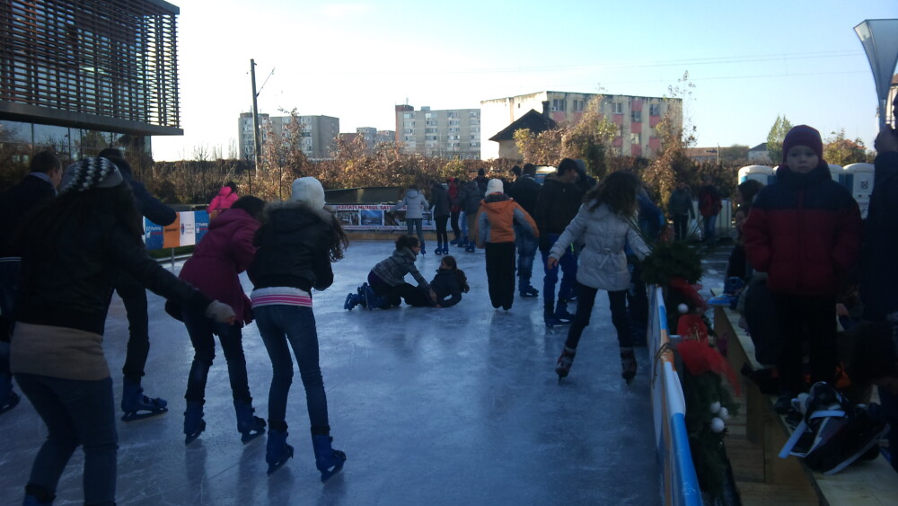 Distractie pe gheata! Patinoarul din Piata 700 s-a deschis astazi! - Imaginea 3