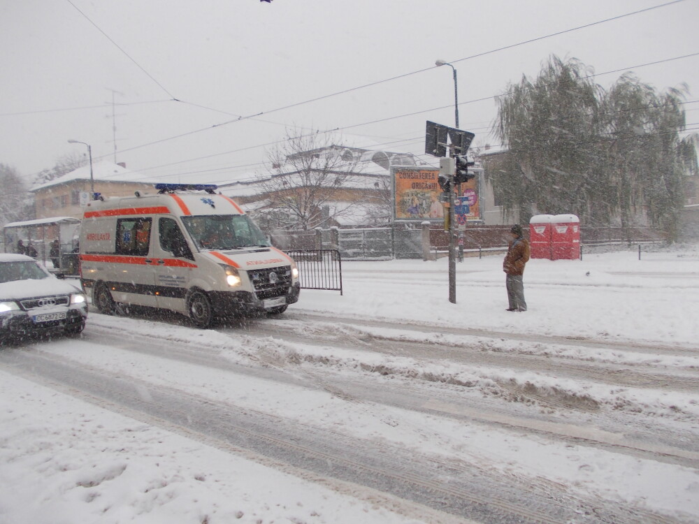 Blocaje in trafic, dupa prima ninsoare in Timisoara. Drumurile au fost acoperite de zapada. VIDEO - Imaginea 3