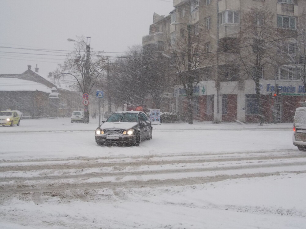 Blocaje in trafic, dupa prima ninsoare in Timisoara. Drumurile au fost acoperite de zapada. VIDEO - Imaginea 4
