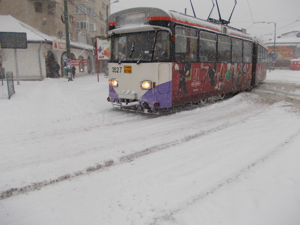 Blocaje in trafic, dupa prima ninsoare in Timisoara. Drumurile au fost acoperite de zapada. VIDEO - Imaginea 5