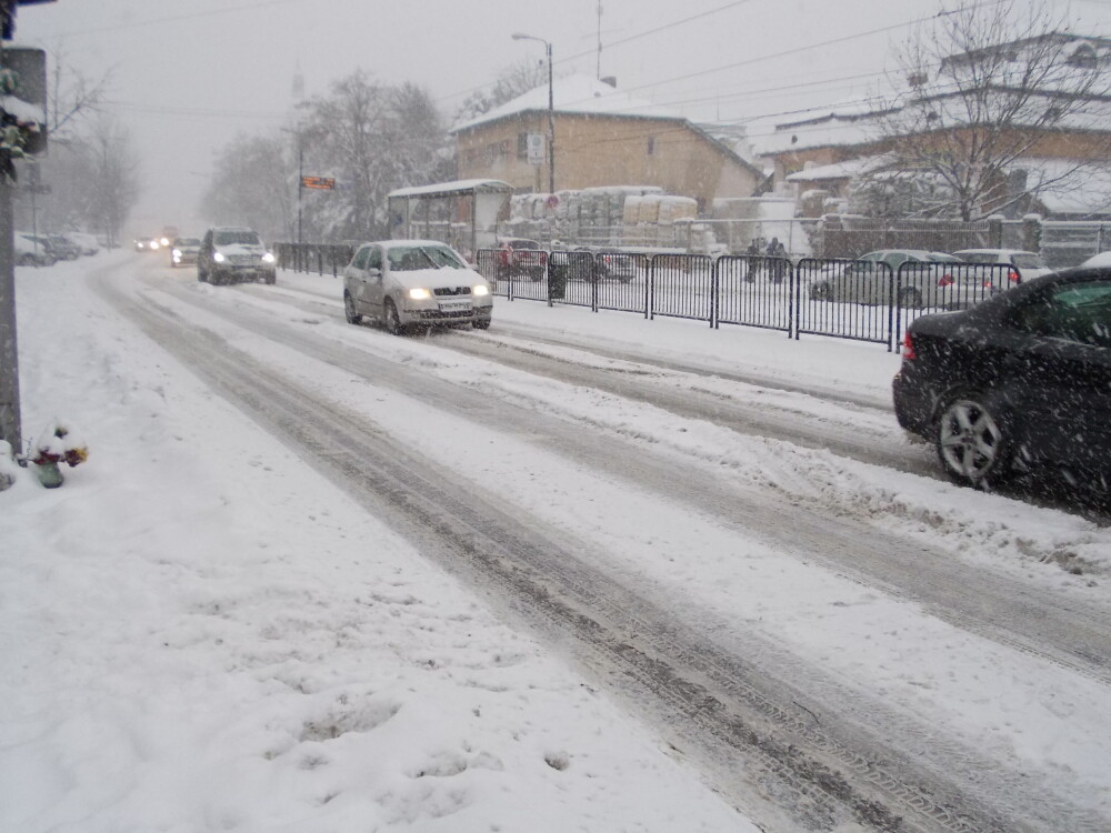 Blocaje in trafic, dupa prima ninsoare in Timisoara. Drumurile au fost acoperite de zapada. VIDEO - Imaginea 9