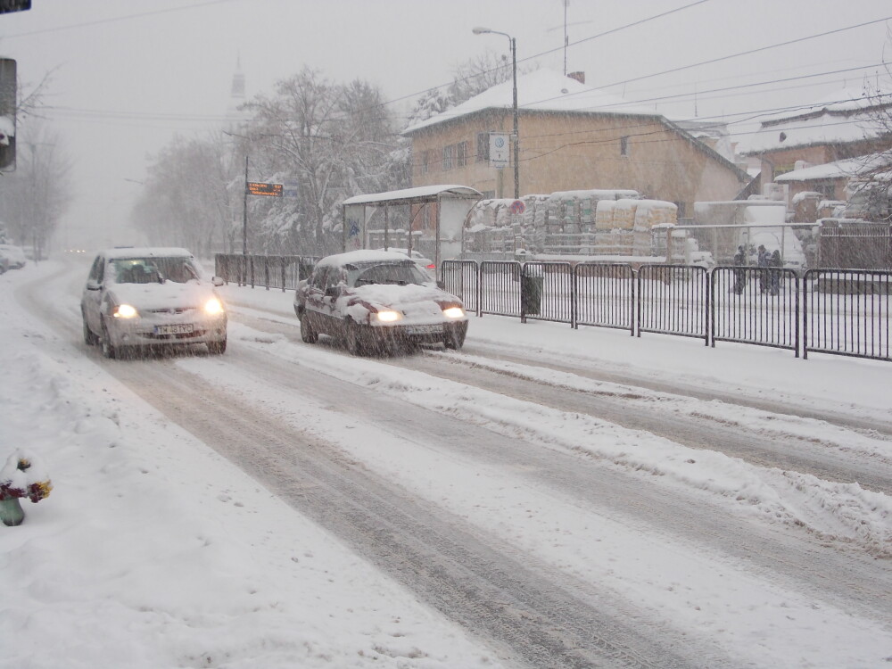 Blocaje in trafic, dupa prima ninsoare in Timisoara. Drumurile au fost acoperite de zapada. VIDEO - Imaginea 12