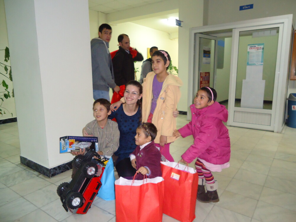 Un zambet pentru o jucarie. Studentii din Timisoara le-au facut cadouri de Craciun copiilor orfani - Imaginea 1