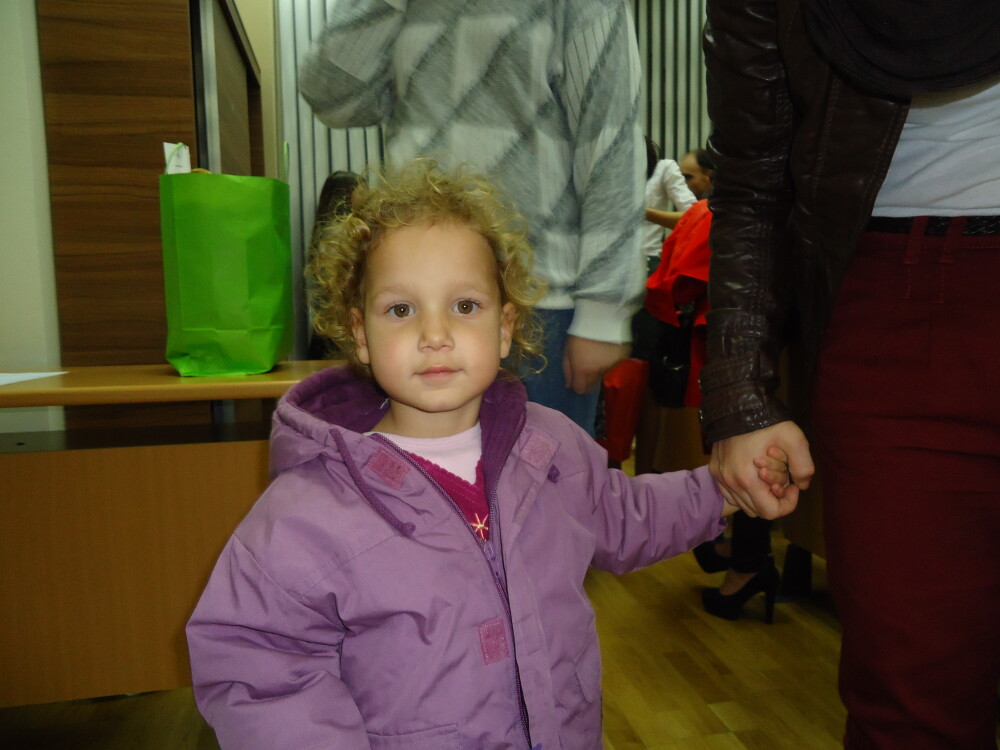 Un zambet pentru o jucarie. Studentii din Timisoara le-au facut cadouri de Craciun copiilor orfani - Imaginea 3