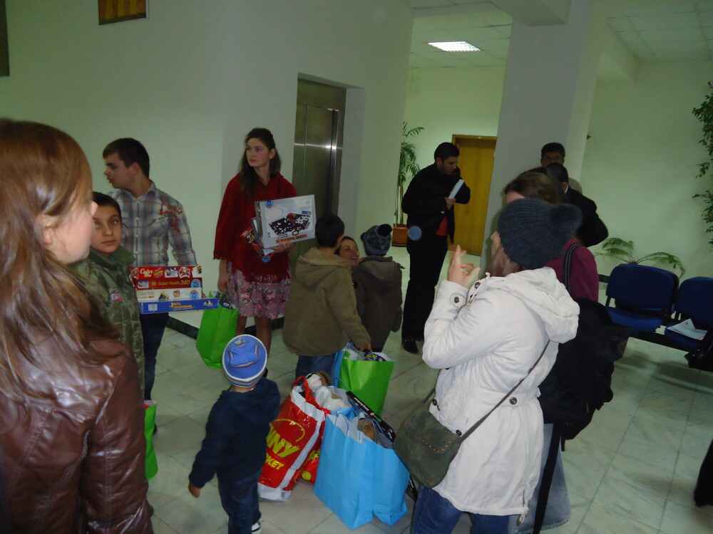 Un zambet pentru o jucarie. Studentii din Timisoara le-au facut cadouri de Craciun copiilor orfani - Imaginea 4