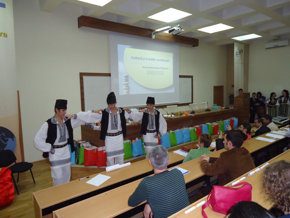 Un zambet pentru o jucarie. Studentii din Timisoara le-au facut cadouri de Craciun copiilor orfani - Imaginea 9