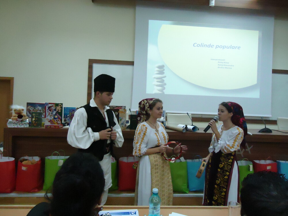Un zambet pentru o jucarie. Studentii din Timisoara le-au facut cadouri de Craciun copiilor orfani - Imaginea 10