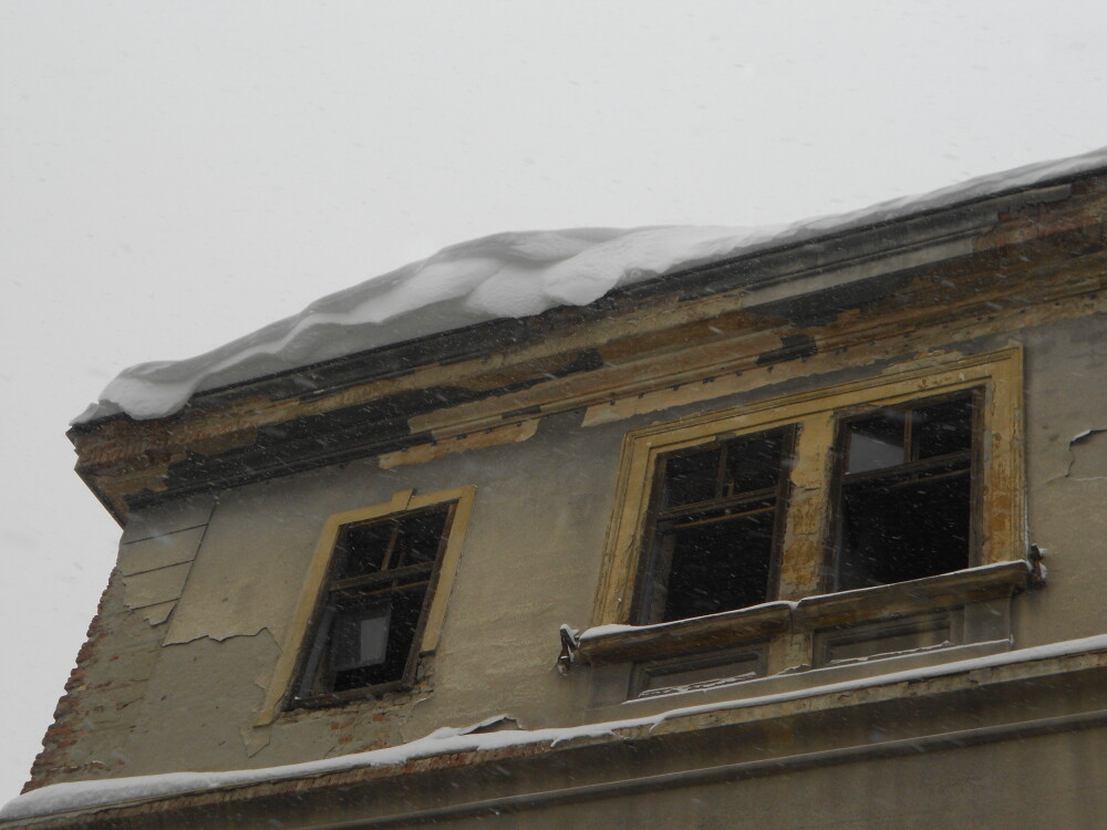 Atentie, cade zapada! Ninsoarea care a acoperit cladirile din oras reprezinta pericol pentru pietoni - Imaginea 1