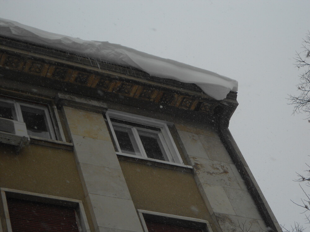 Atentie, cade zapada! Ninsoarea care a acoperit cladirile din oras reprezinta pericol pentru pietoni - Imaginea 4