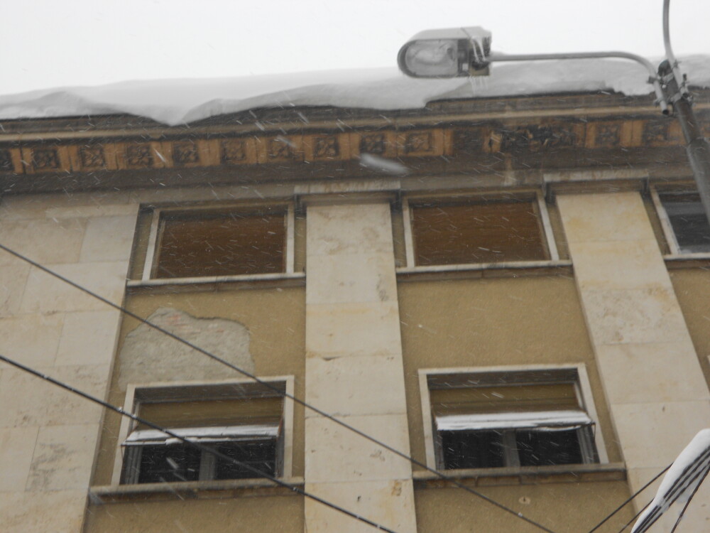Atentie, cade zapada! Ninsoarea care a acoperit cladirile din oras reprezinta pericol pentru pietoni - Imaginea 5
