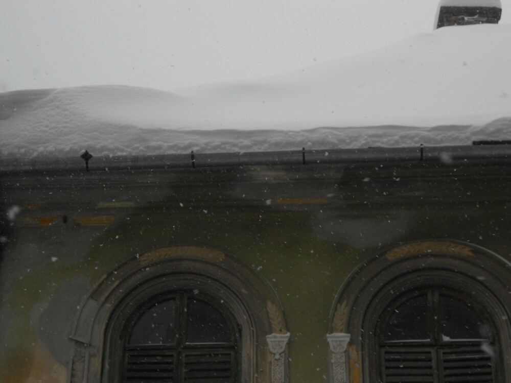 Atentie, cade zapada! Ninsoarea care a acoperit cladirile din oras reprezinta pericol pentru pietoni - Imaginea 6
