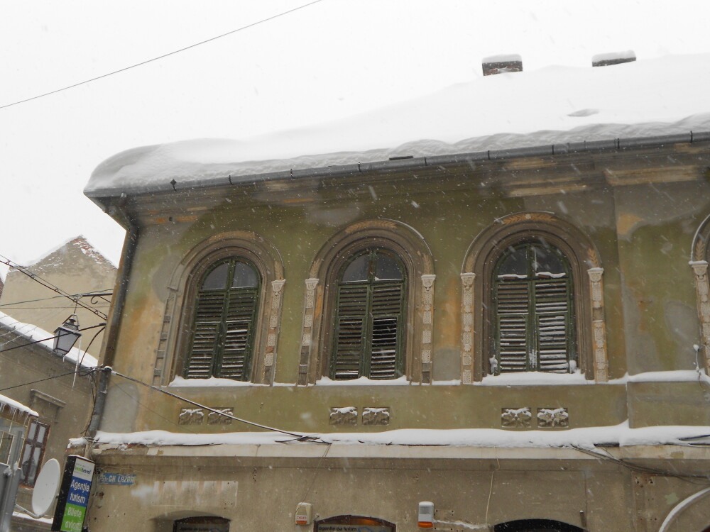 Atentie, cade zapada! Ninsoarea care a acoperit cladirile din oras reprezinta pericol pentru pietoni - Imaginea 9