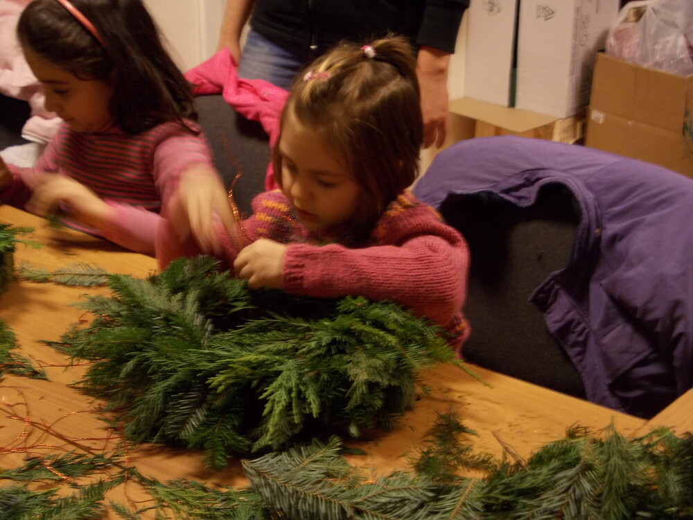 Pregatiri pentru sarbatorile de iarna. Cativa copii au impletit coronite de brad. FOTO - Imaginea 2