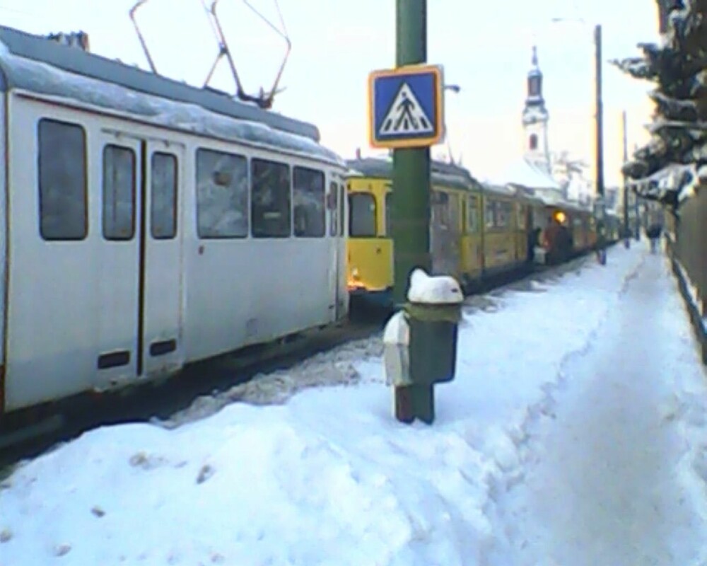 Un tramvai stricat a blocat in statii sute de calatori, care au indurat un frig de minus 13 grade - Imaginea 1