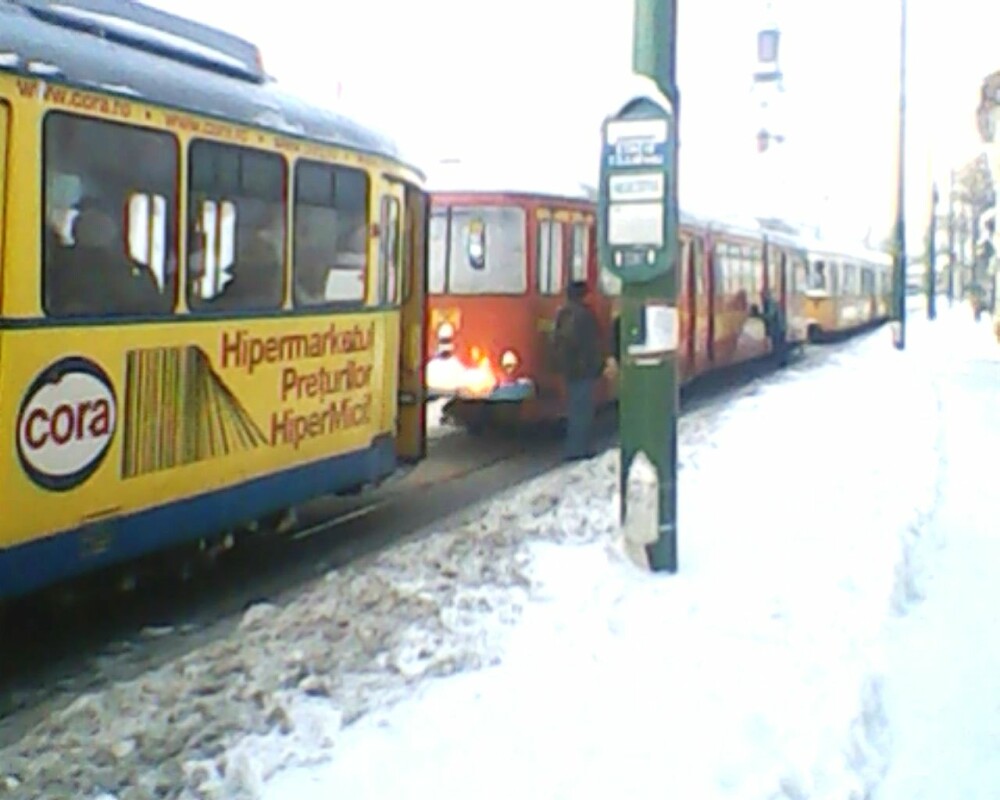 Un tramvai stricat a blocat in statii sute de calatori, care au indurat un frig de minus 13 grade - Imaginea 2