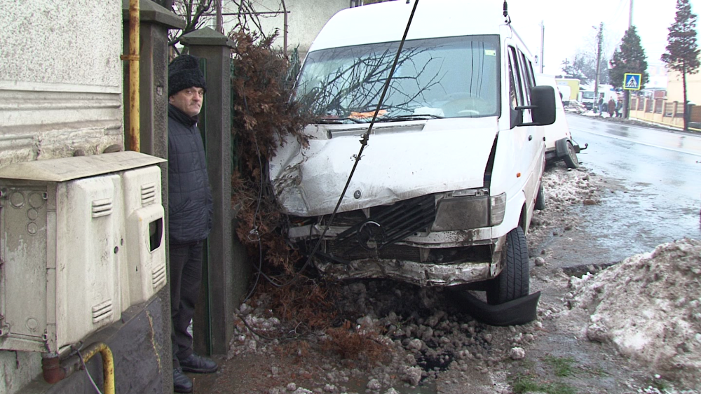 Accident pe DN7, in Simeria. Trei persoane au ajuns la spital dupa ce o masina a izbit un microbuz - Imaginea 1