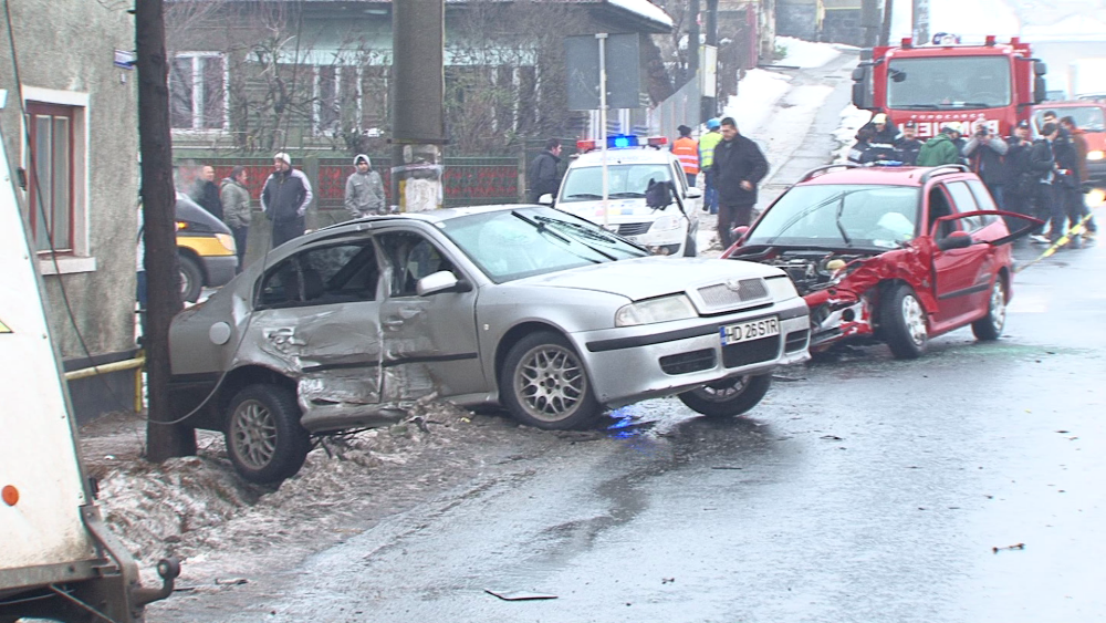 Accident pe DN7, in Simeria. Trei persoane au ajuns la spital dupa ce o masina a izbit un microbuz - Imaginea 2