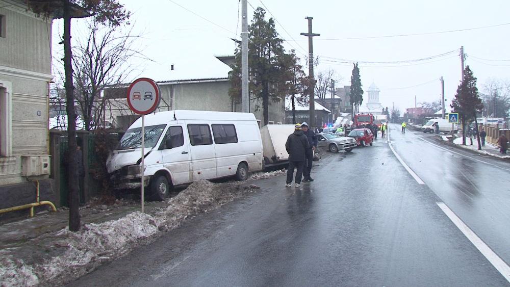 Accident pe DN7, in Simeria. Trei persoane au ajuns la spital dupa ce o masina a izbit un microbuz - Imaginea 3