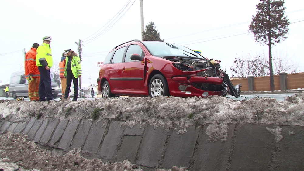 Accident pe DN7, in Simeria. Trei persoane au ajuns la spital dupa ce o masina a izbit un microbuz - Imaginea 5