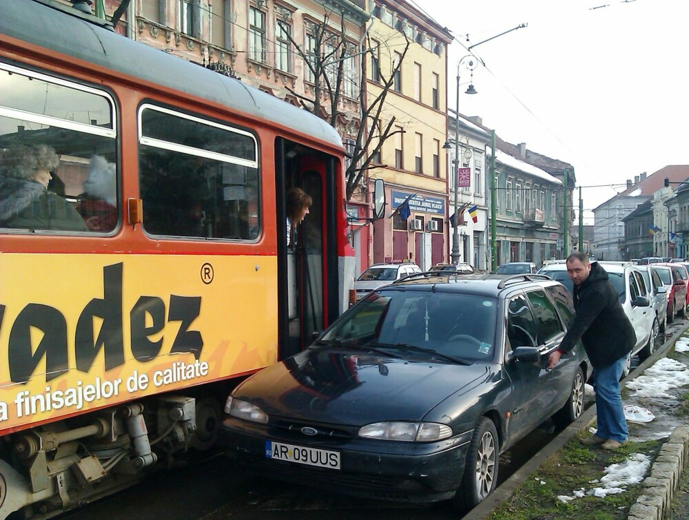 Explicatia revoltatoare a soferului care a blocat un tramvai din Arad, dupa ce a parcat langa linie - Imaginea 1
