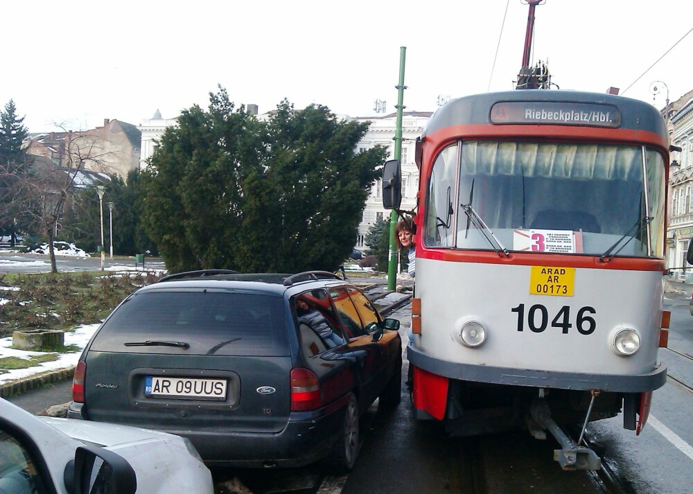 Explicatia revoltatoare a soferului care a blocat un tramvai din Arad, dupa ce a parcat langa linie - Imaginea 3