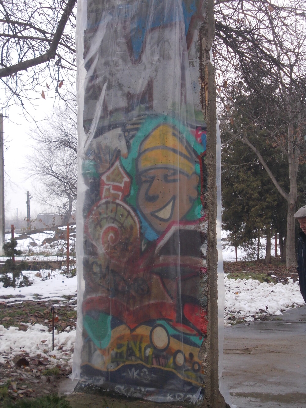 O bucata din Zidul Berlinului a ajuns la Timisoara. Aceasta reprezinta simbolul caderii comunismului - Imaginea 1