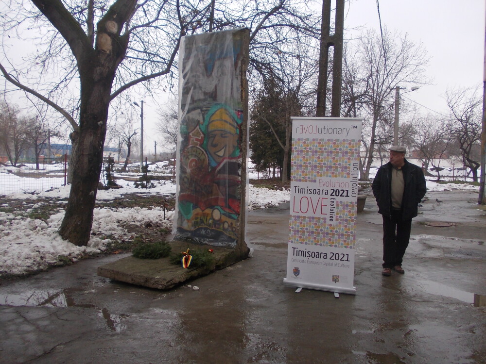 O bucata din Zidul Berlinului a ajuns la Timisoara. Aceasta reprezinta simbolul caderii comunismului - Imaginea 2