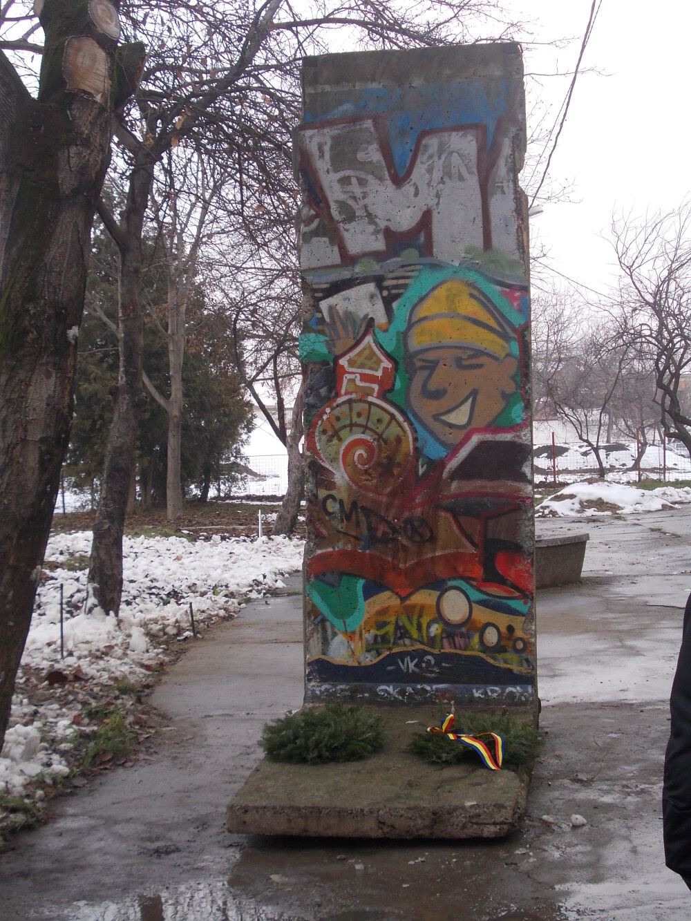 O bucata din Zidul Berlinului a ajuns la Timisoara. Aceasta reprezinta simbolul caderii comunismului - Imaginea 3