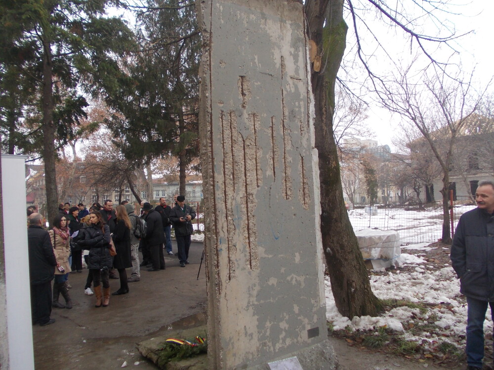 O bucata din Zidul Berlinului a ajuns la Timisoara. Aceasta reprezinta simbolul caderii comunismului - Imaginea 4