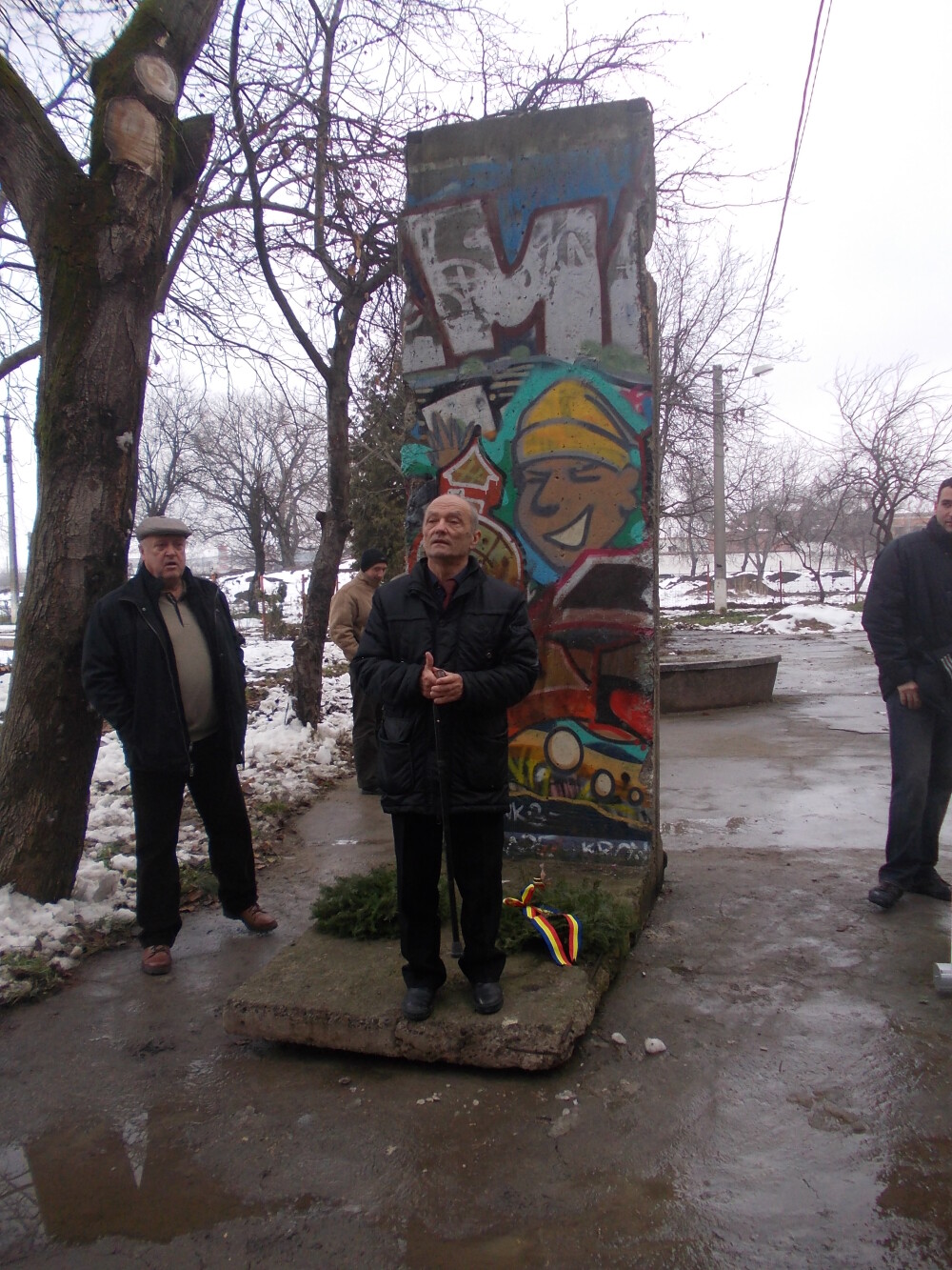 O bucata din Zidul Berlinului a ajuns la Timisoara. Aceasta reprezinta simbolul caderii comunismului - Imaginea 5