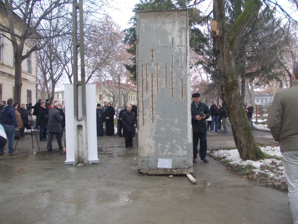 O bucata din Zidul Berlinului a ajuns la Timisoara. Aceasta reprezinta simbolul caderii comunismului - Imaginea 6