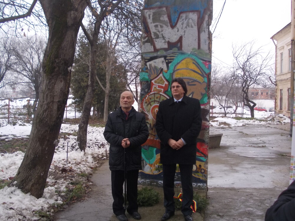 O bucata din Zidul Berlinului a ajuns la Timisoara. Aceasta reprezinta simbolul caderii comunismului - Imaginea 7