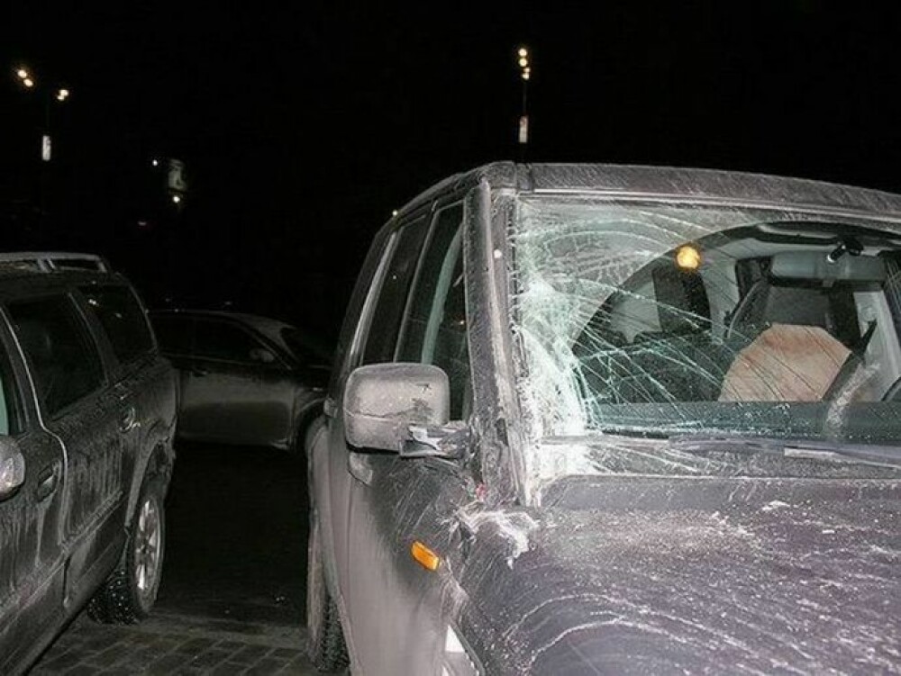 Cum a reusit o femeie din Rusia sa distruga doua masini din 3 miscari intr-o parcare - Imaginea 1