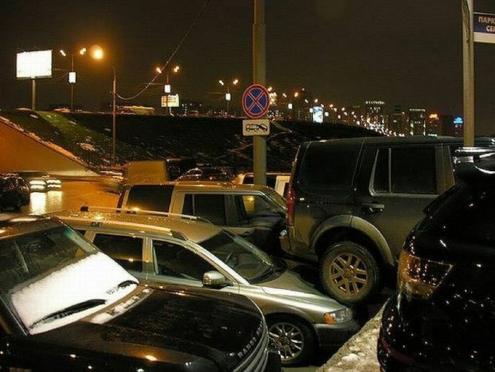 Cum a reusit o femeie din Rusia sa distruga doua masini din 3 miscari intr-o parcare - Imaginea 2