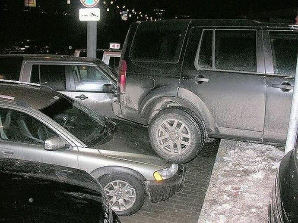 Cum a reusit o femeie din Rusia sa distruga doua masini din 3 miscari intr-o parcare - Imaginea 3
