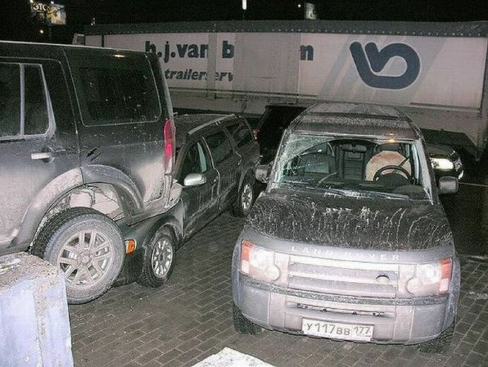 Cum a reusit o femeie din Rusia sa distruga doua masini din 3 miscari intr-o parcare - Imaginea 4