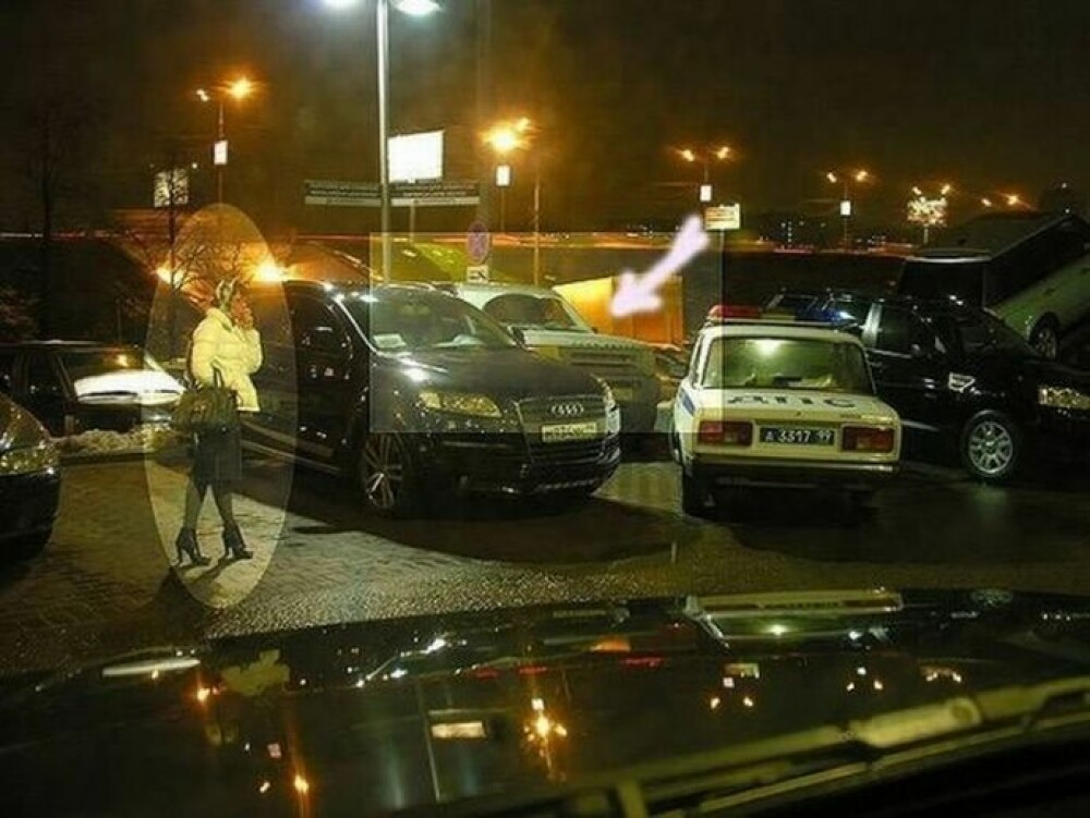 Cum a reusit o femeie din Rusia sa distruga doua masini din 3 miscari intr-o parcare - Imaginea 5