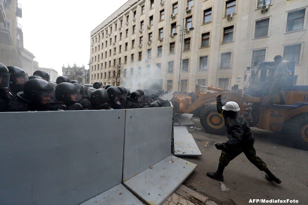 Motiunea de demitere a guvernului din Kiev a cazut, insa opozitia nu renunta la proteste - Imaginea 10