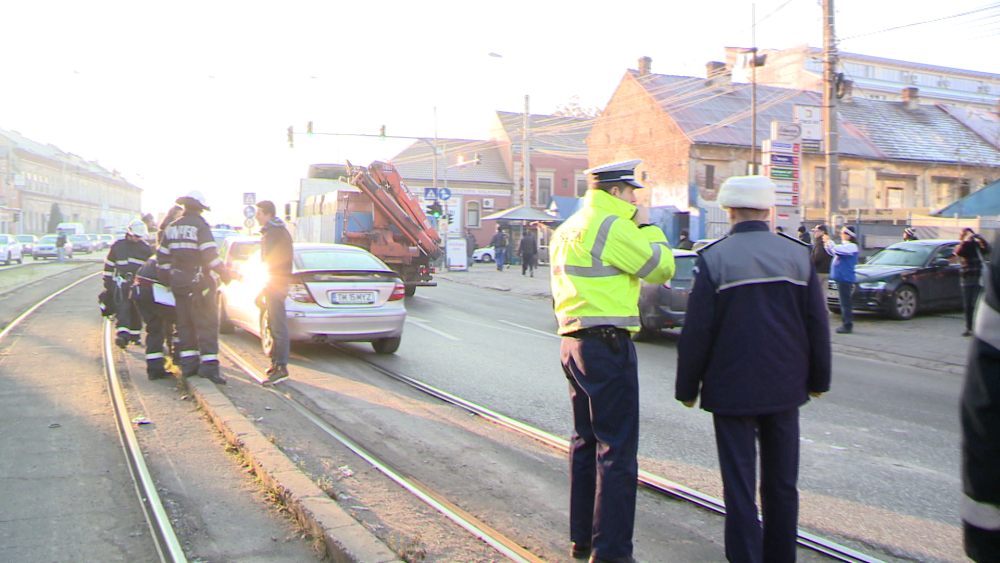 Accident pe Calea Buziasului. Un tramvai a intrat in plin intr-o cisterna oprita la semafor. FOTO - Imaginea 3